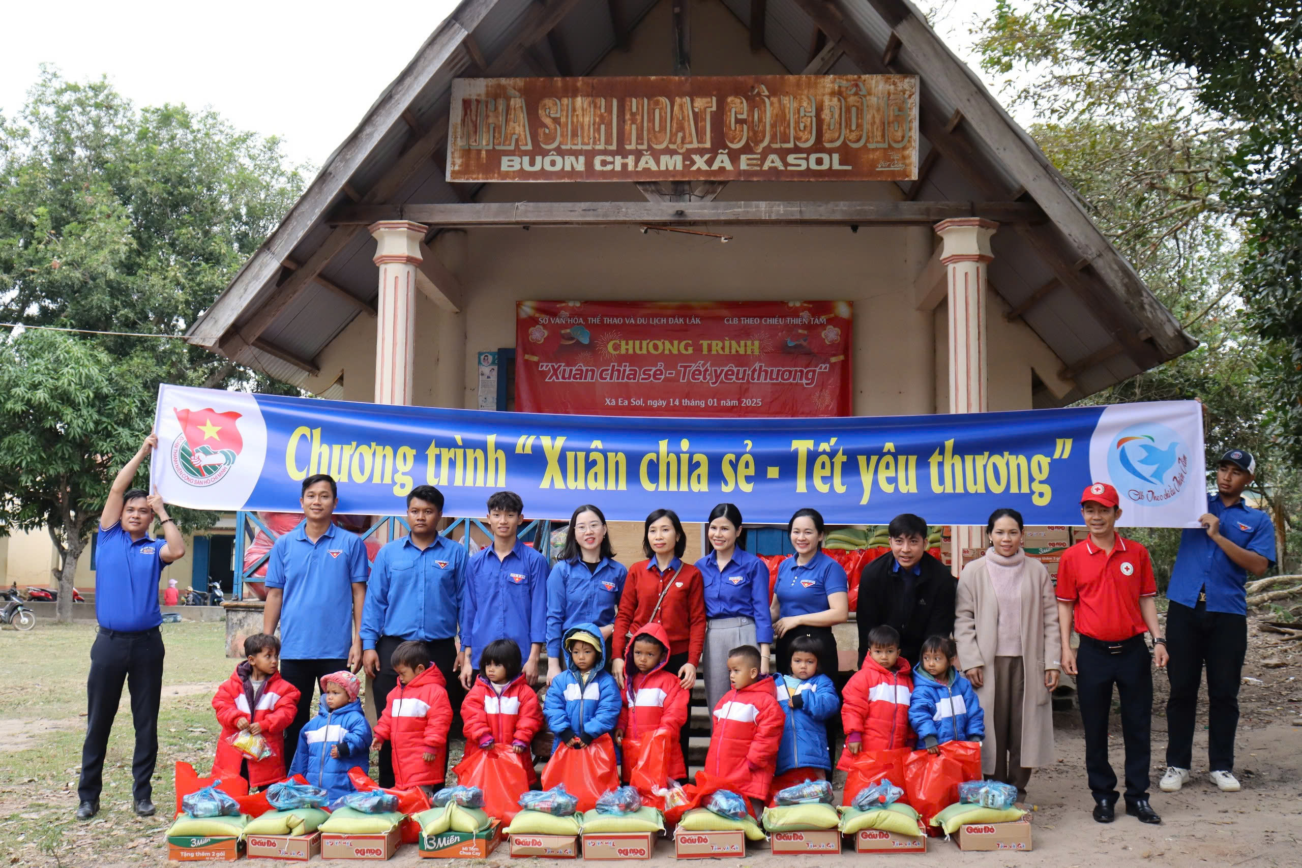 Mang yêu thương đến cho người dân, trẻ em vùng khó khăn